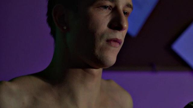 Sargent Cutler is interrogating Thomas for any useful information he may have