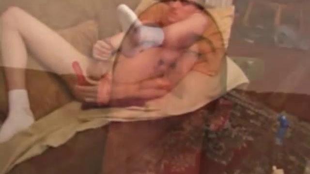 Каспер дрочит и мощно кончает