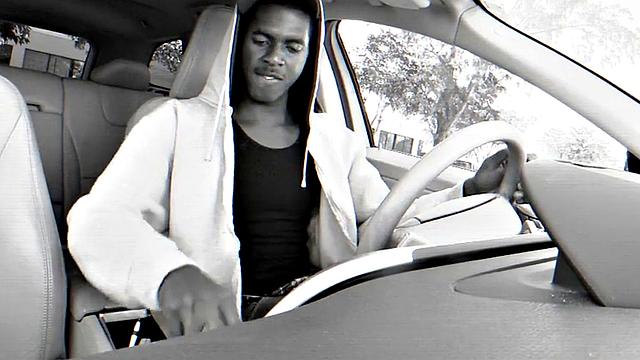 Чёрный мачо ловит "ремонт" от шутливого белого в автомастерской