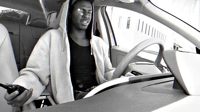 Чёрный мачо ловит "ремонт" от шутливого белого в автомастерской