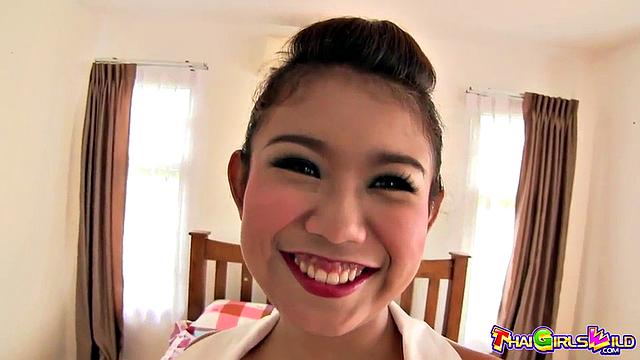 азиатка с хвостиком сосёт на каблуках в спальне