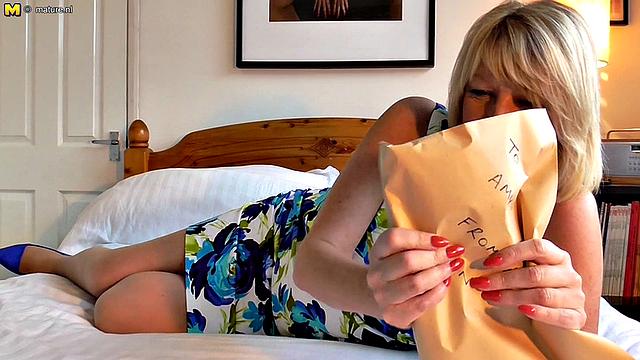 британская зрелая эми с кайфом трахается новым дилдо от фаната