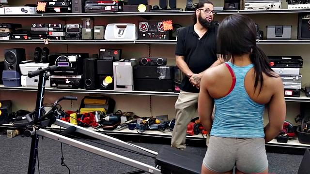 чернокожая красотка с аппетитной жопой трахается на тренажёре и ловит кончу на лицо