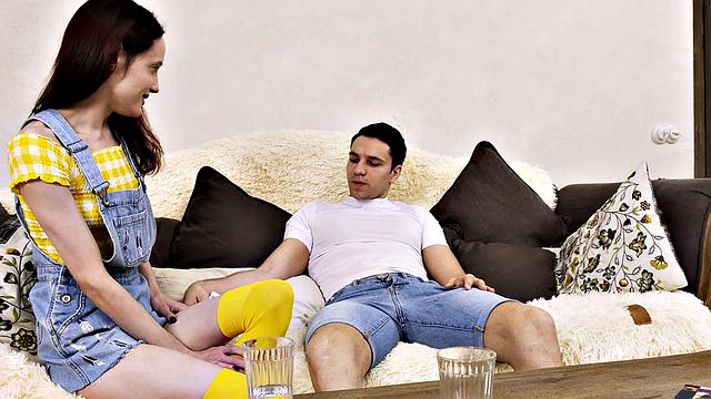 SIS.PORN. Tricky guy has a nice twosome with the naive stepsister