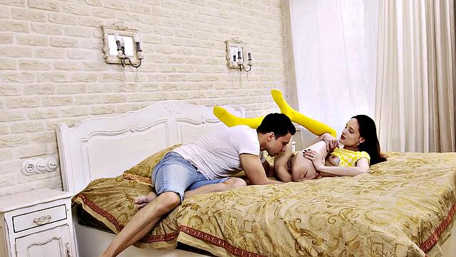 SIS.PORN. Tricky guy has a nice twosome with the naive stepsister