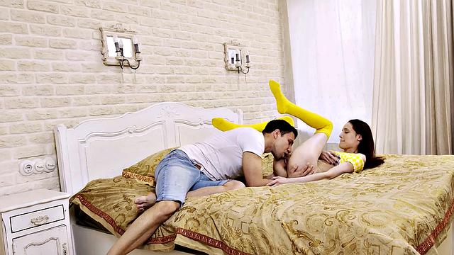 SIS.PORN. Tricky guy has a nice twosome with the naive stepsister