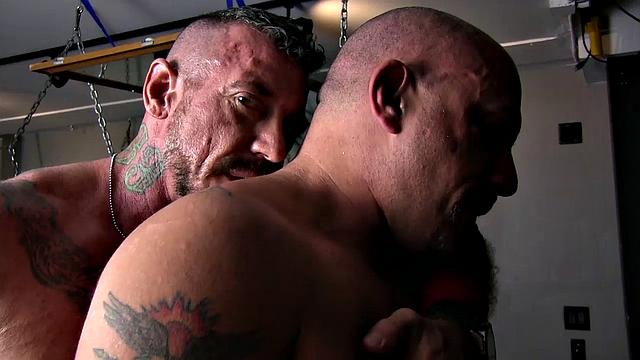 Волосатые мачо устраивают брутальную гей-оргию в кожаном стиле, жарко до предела