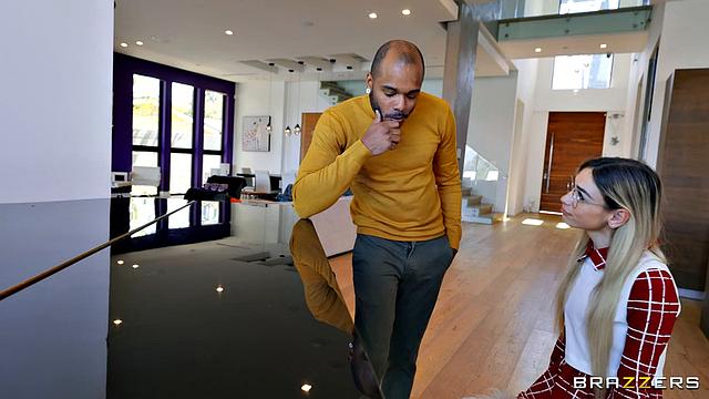 Пока подруга на паузе, её взрослая сестра устраивает анальный переполох с любовником под носом у всех.