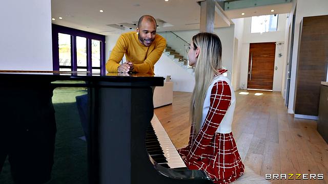 Пока подруга на паузе, её взрослая сестра устраивает анальный переполох с любовником под носом у всех.