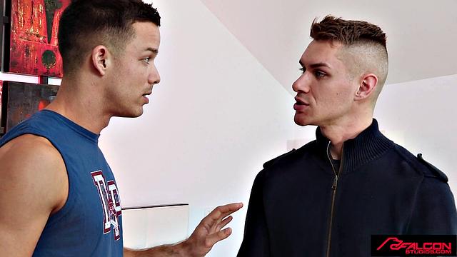 накачанный парень сосёт и получает по полной от большого члена