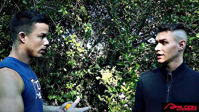 накачанный парень сосёт и получает по полной от большого члена