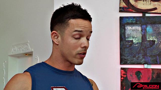 накачанный парень сосёт и получает по полной от большого члена