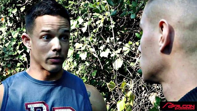 накачанный парень сосёт и получает по полной от большого члена