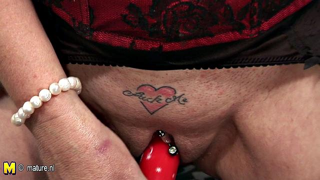 зрелая мамочка нежно ласкает себя и с жадностью сосёт член