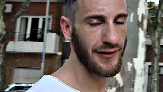 латинский красавчик дрочит и соблазняет оператора на улице