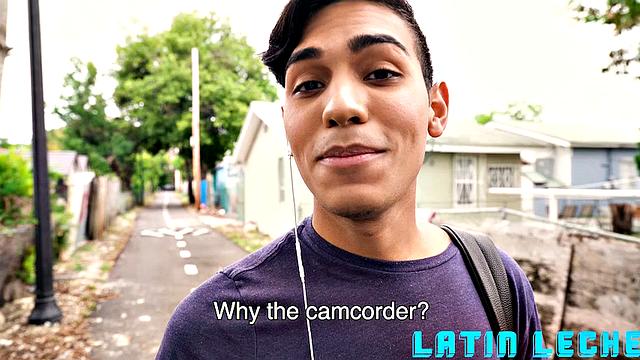 латинский красавчик дрочит и соблазняет оператора на улице