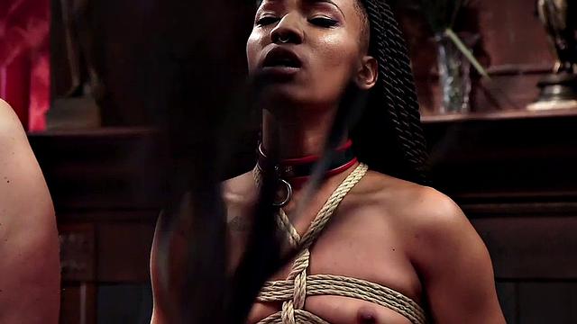 смотри, как зрелые и чернокожая с тату и чулками жестко трахаются втроем в анал