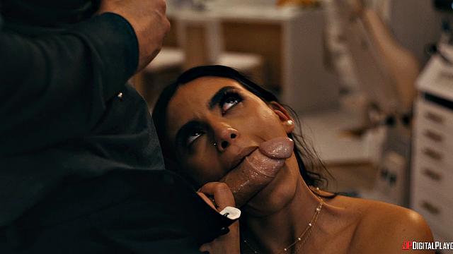 Пластический хирург трахает секретаршу после вечеринки, жена ничего не подозревает.