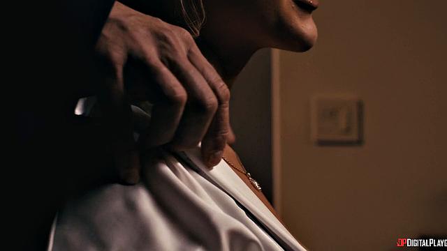 Пластический хирург трахает секретаршу после вечеринки, жена ничего не подозревает.