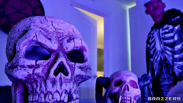 Рита Дэниэлс ловит мужа с молодой гостьей и устраивает развратную вечеринку втроем на Хэллоуин с Jackie Hoff и Chong Dong.