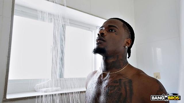 Соседка по комнате получает по полной от большого члена