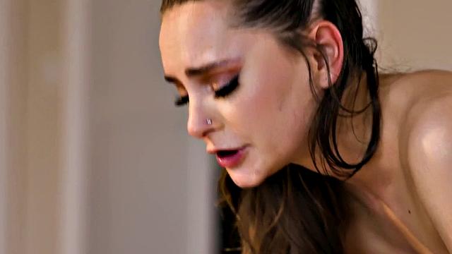 грязные лесбиянки лижут мокрые киски после масляного массажа