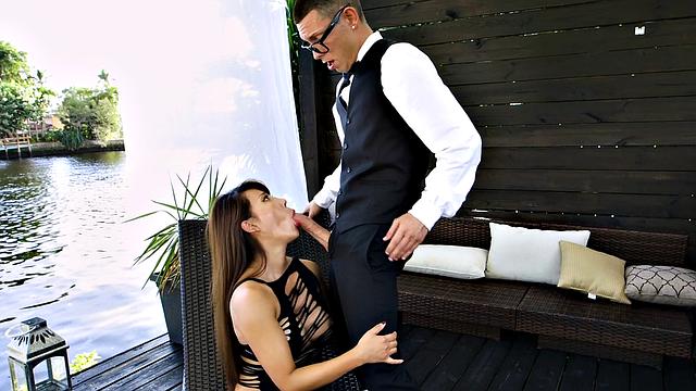 начальница с большими сиськами тиффани кайфует от большого члена у бассейна