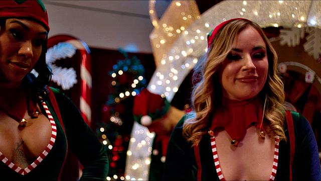 Санта психует - его эльфы устраивают жаркую групповуху на Рождество