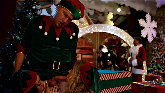 Санта психует - его эльфы устраивают жаркую групповуху на Рождество