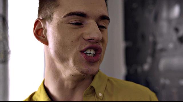 жесткий отчим связывает наглого пасынка и безжалостно трахает в жопу