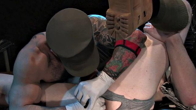 Ripped hunky DILF fistfucking stud after head