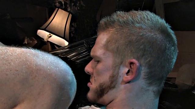 Ripped hunky DILF fistfucking stud after head