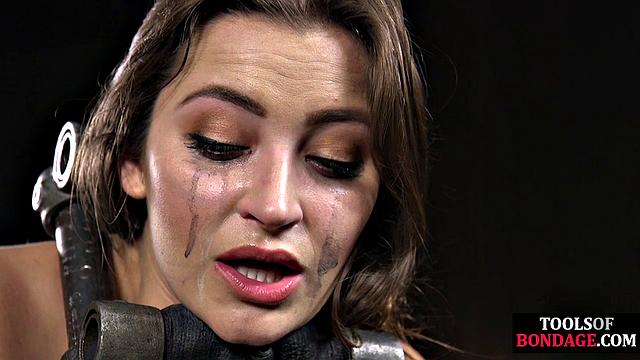 Связал покорную и устроил ей жесткий электрошок в постели.