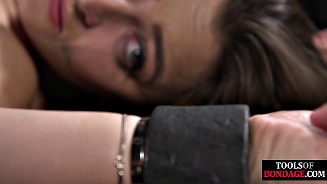 Связал покорную и устроил ей жесткий электрошок в постели.