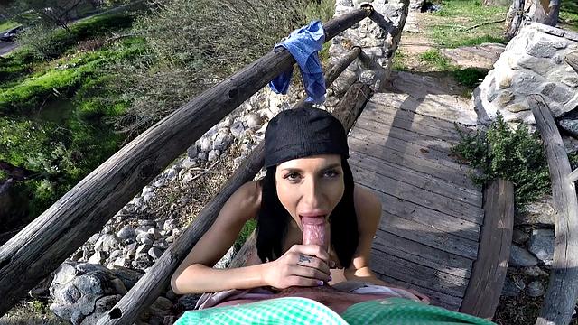 жаклин тейлор безумно трахается на природе, глотает член до конца