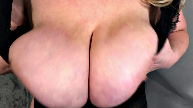 Китти Аморе рисует йогу, а грудь мешает сосредоточиться