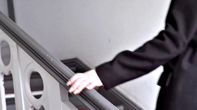 татуированная блондинка сосёт и трахается на диване