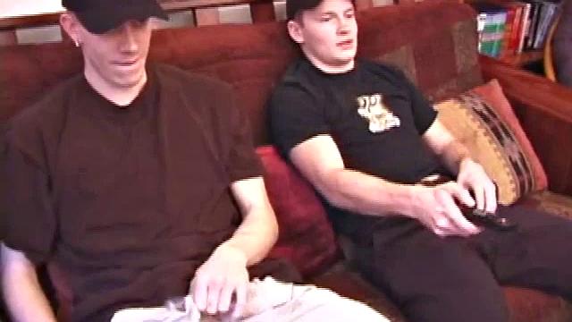 два любопытных парня дрочат вместе, потом один берет член в рот