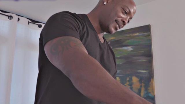 татуированная зрелая развела черного массажиста на горячий трах