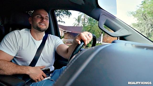 Мамка коллеги любит руками и не стесняется показать мастер-класс в гараже от Sandy Love и JMac'a.