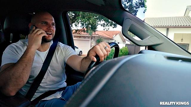 Мамка коллеги любит руками и не стесняется показать мастер-класс в гараже от Sandy Love и JMac'a.