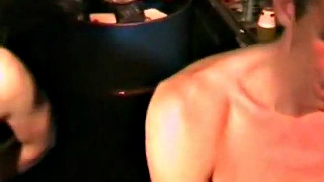 немец в слинге кайфует от римминга и голого траха в гей тусовке