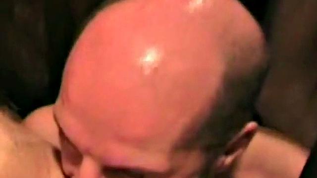 немец в слинге кайфует от римминга и голого траха в гей тусовке