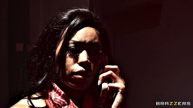 надя джей раздвигает ножки для маскированных членов на вечеринке хэллоуин