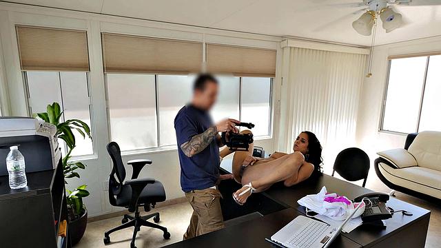 Брюнетка раздевается у стола, если одолжишь пару тысяч