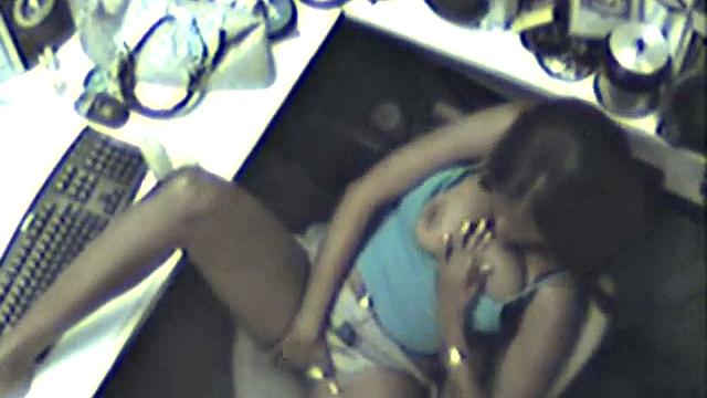 чернокожая красотка не выдерживает и дрочит на работе