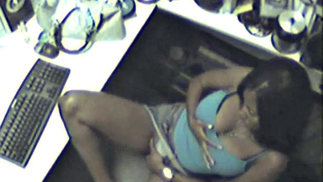 чернокожая красотка не выдерживает и дрочит на работе