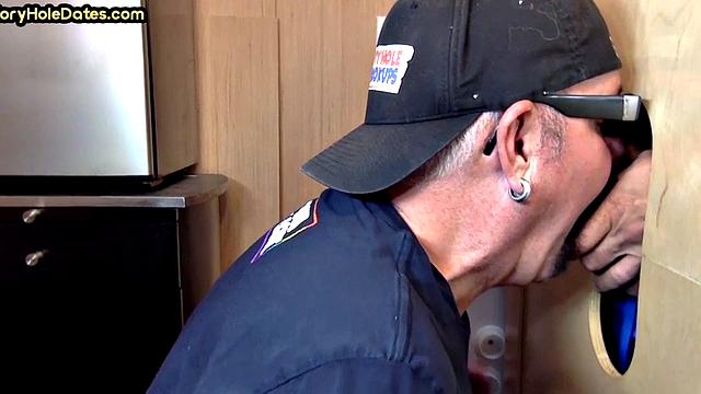 Amateur gloryhole daddy sucks pecker in homemade BJ