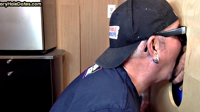 Amateur gloryhole daddy sucks pecker in homemade BJ