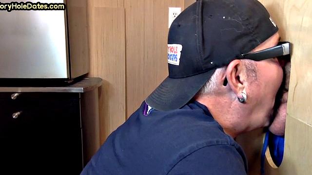 Amateur gloryhole daddy sucks pecker in homemade BJ